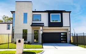 Cute Cozy House Close To Major Sporting Events And Restaurants